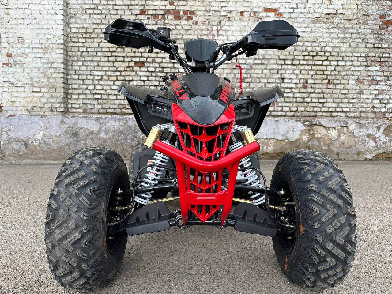 Motoland Rally 250 — фронтальный вид, решётка и амортизаторы
