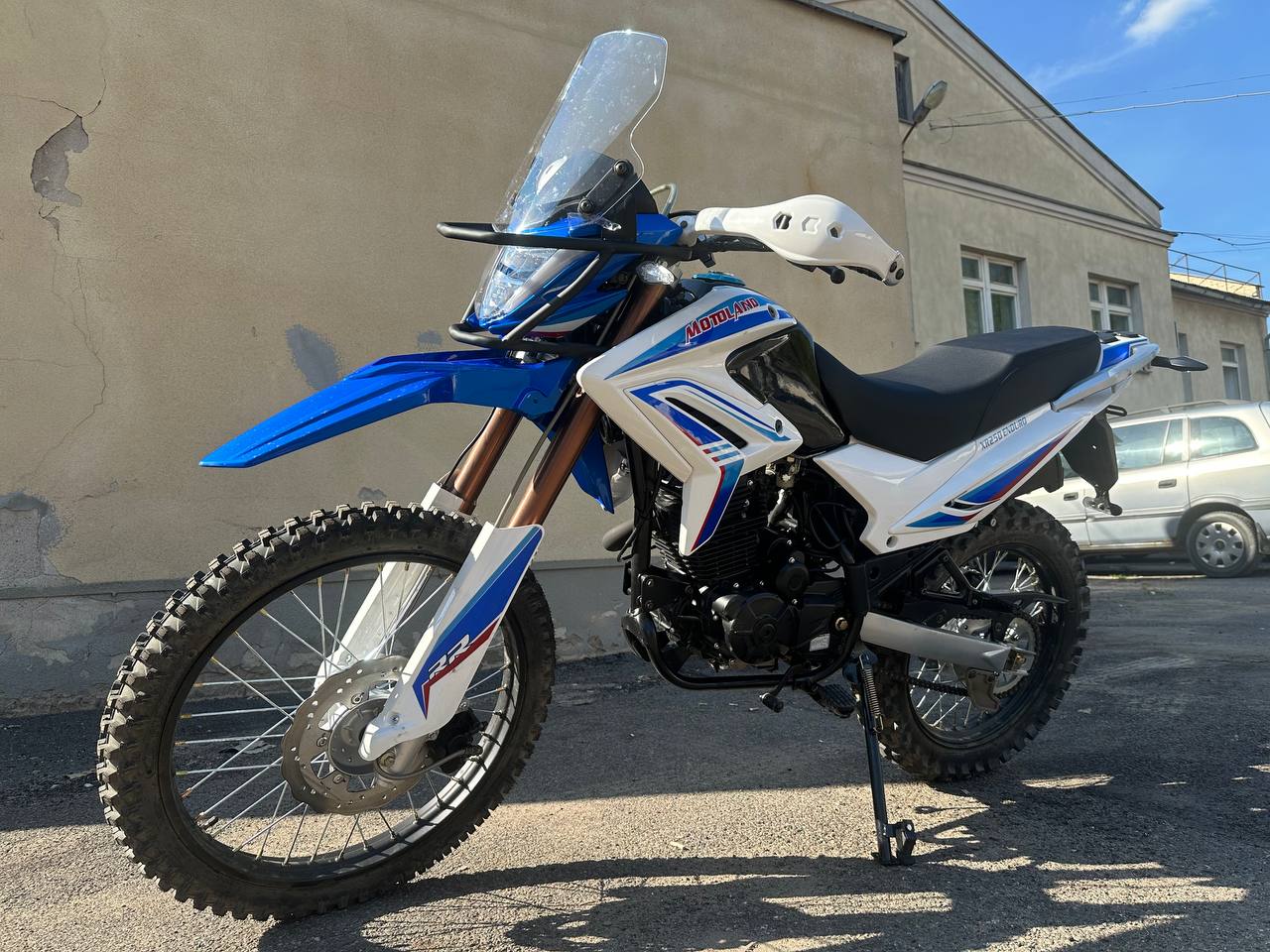 Motoland XR250 Enduro — 3/4 спереди, ветрозащита и защита рук