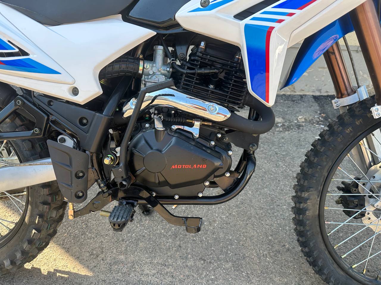 Motoland XR250 Enduro — вид сзади, маятник, колесо R18